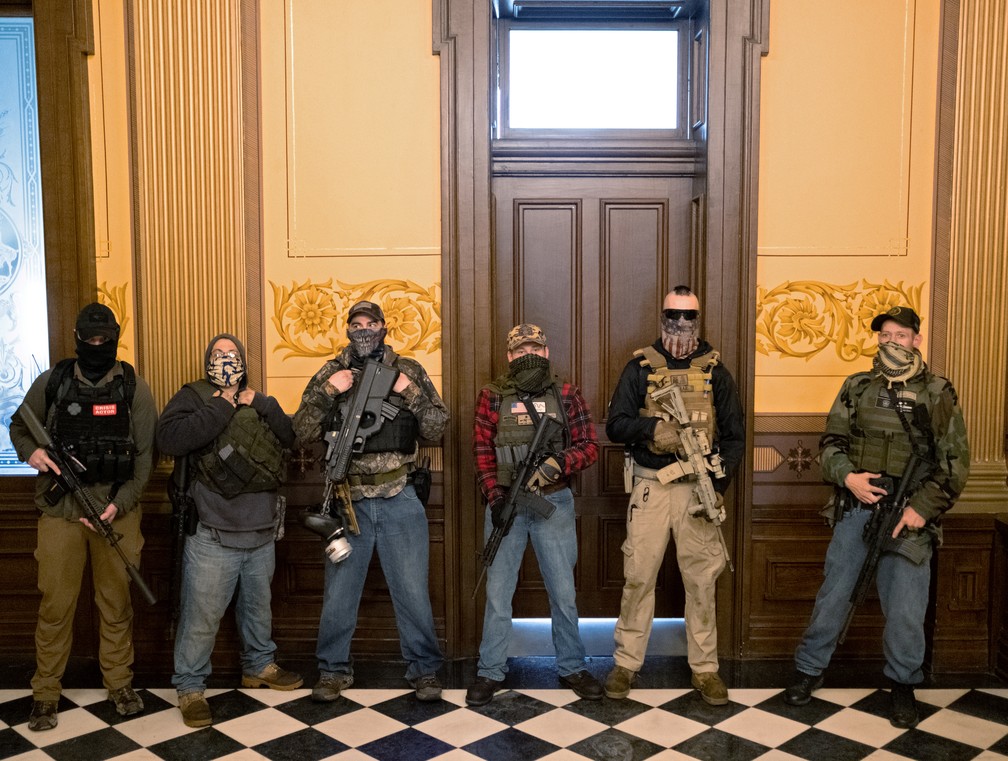 Grupo armado em frente ao gabinete da governadora de Michigan protesta contra isolamento social nesta quinta-feira (30) — Foto: Seth Herald/Reuters