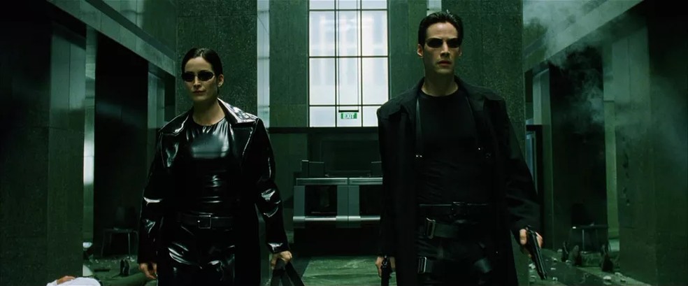 Trinity (Carrie-Anne Moss) e Neo, o pseudônimo de Thomas Anderson (Keanu Reeves), em Matrix, de 1999 — Foto: Divulgação/Warner Bros.