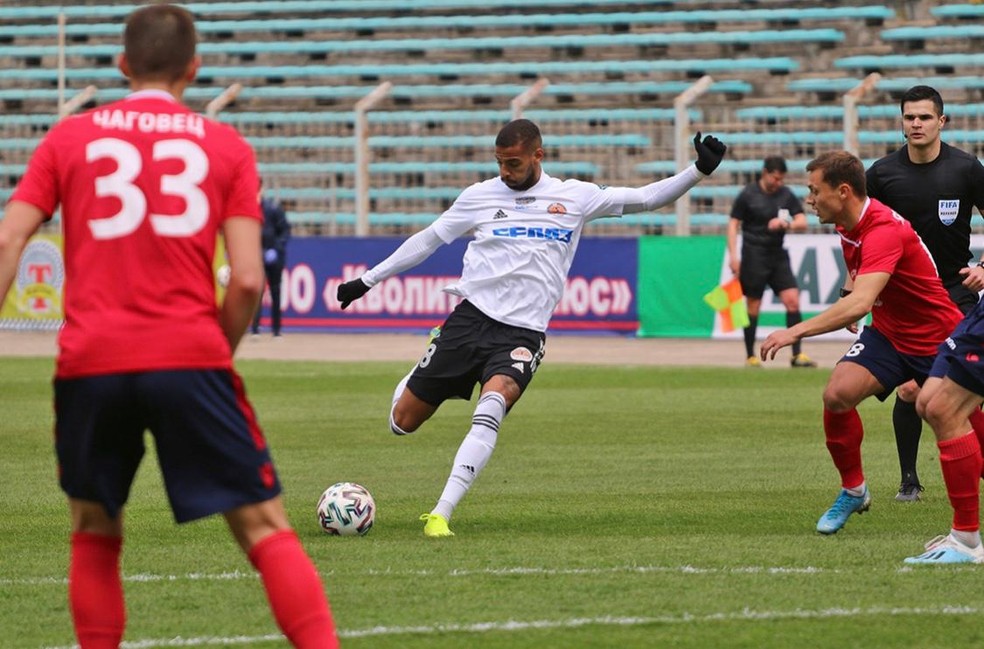 Gabriel Ramos em ação pelo Torpedo Zhodino no Campeonato de Belarus — Foto: Divulgação
