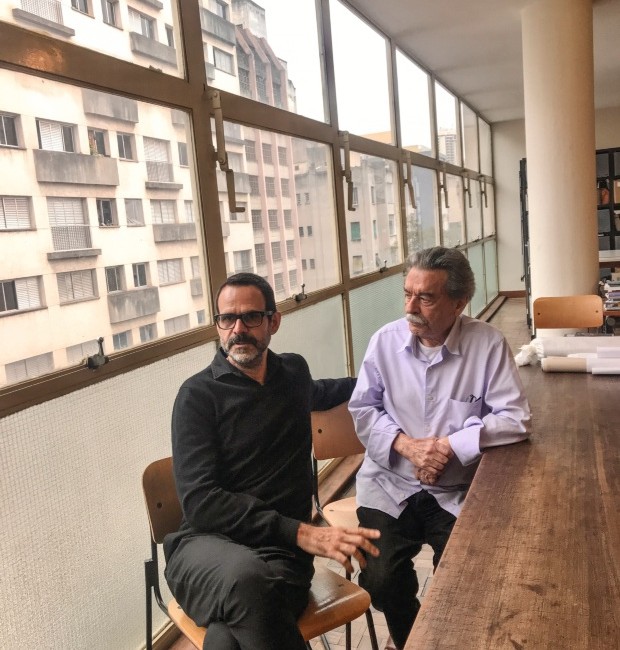 O diretor do programa com o arquiteto Paulo Mendes da Rocha após entrevista no escritório dele (Foto: Bruno Prada / Divulgação)