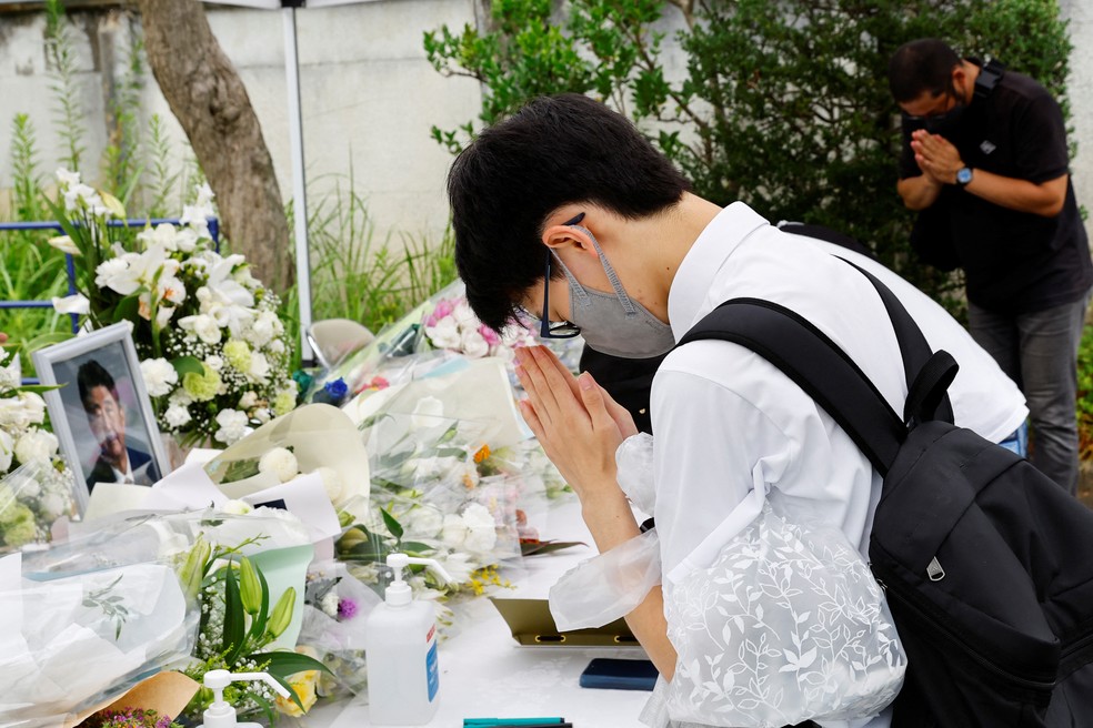 Civis prestam homenagens ao ex-primeiro ministro japonês, Shinzo Abe — Foto: Kim Kyung-Hoon/REUTERS