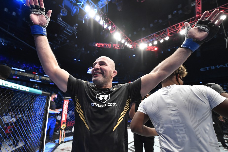 Vídeos do UFC 267: Glover fatura cinturão, Petr Yan leva título, e Capoeira castiga francês