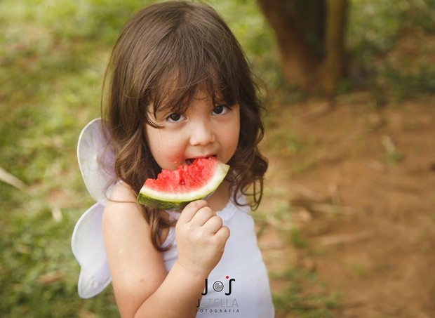 Frutas caem superbem no cardápio (a aniversariante caindo de boca na melancia não nega!) (Foto: Divulgação/ Jstella Fotografia)