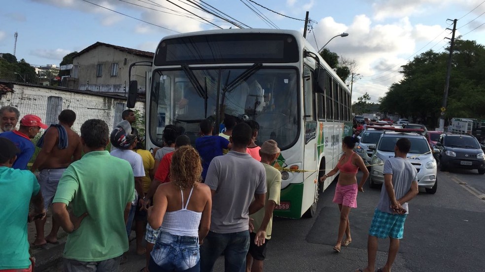 Caso aconteceu na Avenida Cidade do Monteiro, no bairro de Cajueiro, na Zona Norte do Recife (Foto: Mônica Silveira/TV Globo)