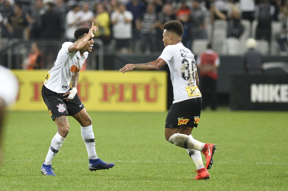 Gustagol comemora gol do Corinthians com Júnior Urso. Quando o susto já havia passado... — Foto: Marcos Ribolli