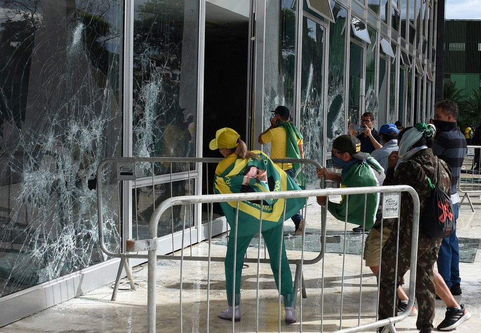 Golpistas usam gradil para quebrar prédio público em Brasília neste domingo (8) — Foto: Ton Molina/AFP