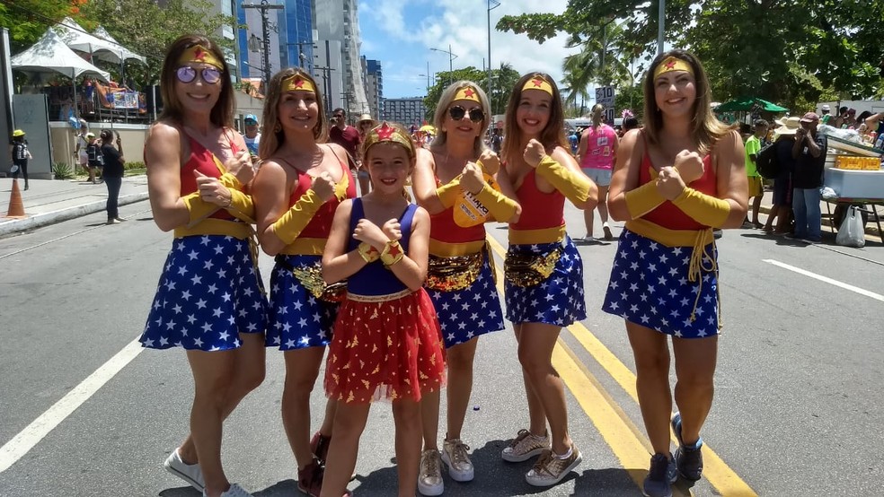 Foliões capricham nas fantasias no Pinto da Madrugada em Maceió, Alagoas — Foto: Jamerson Soares/G1
