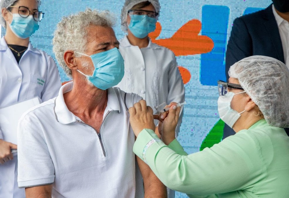 arcos Luiz, de 58 anos, foi o primeiro servidor público da rede de Saúde de Maceió que recebeu a vacina contra a Covid-19 — Foto: Polyanna Monteiro/Ascom SMS