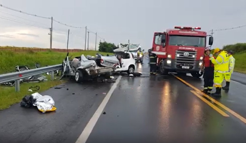 Segundo a Polícia Rodoviária, chuva pode ter sido a causa do acidente na SP-333 — Foto: Alcyr Netto/TV TEM