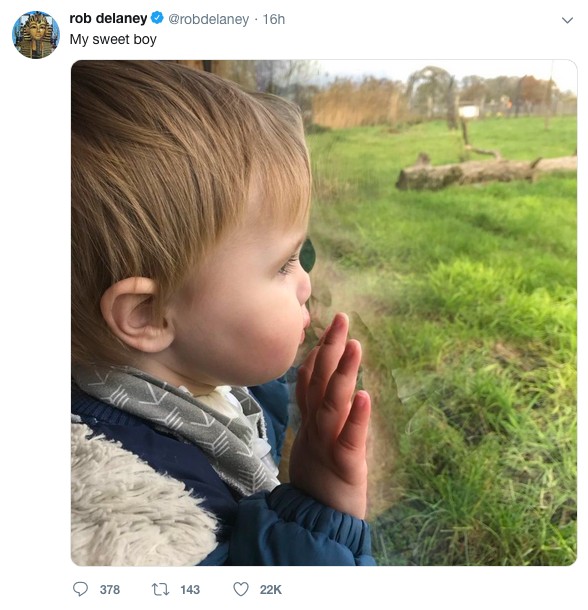 A foto compartilhada pelo ator e comediante Rob Delaney mostrando o filho que morreu no início de 2018 (Foto: Twitter)