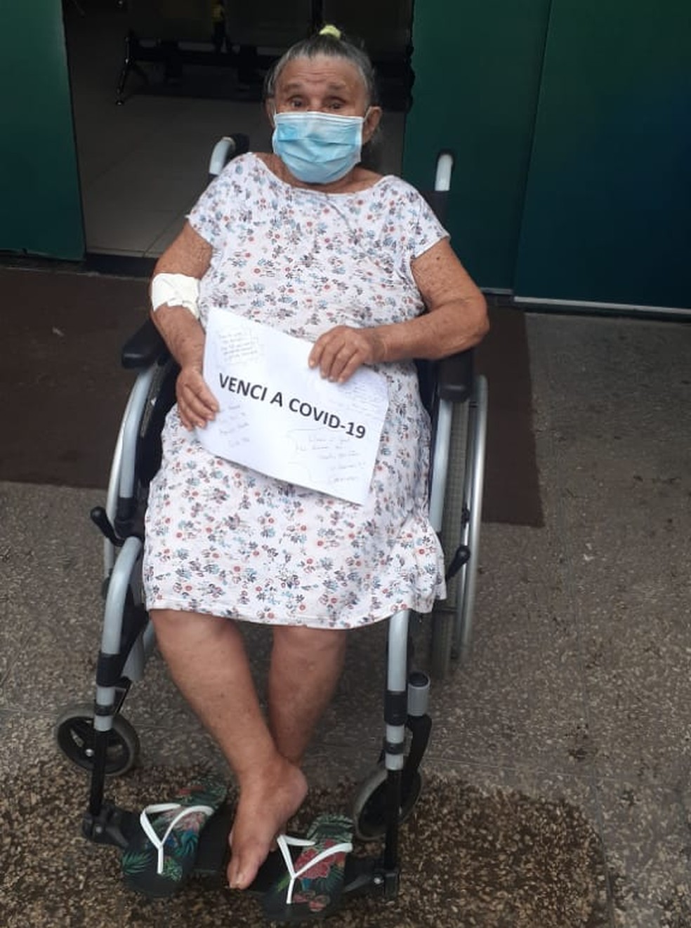 Antônia deixou o hospital no domingo (25) — Foto: Cedida