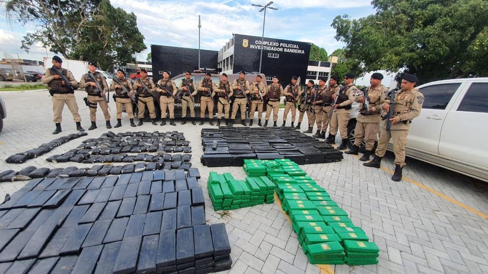 Polícia apreende mais de uma tonelada de maconha em Feira de Santana — Foto: Divulgação/Polícia Militar