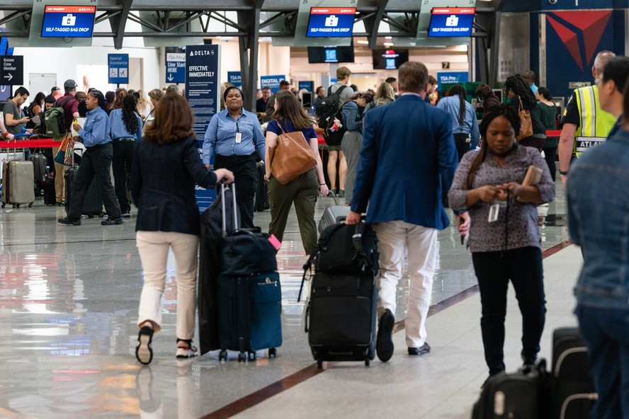 Passageiros no aeroporto de Atlanta, nos EUA: América do Norte é região onde a recuperação do setor foi maior