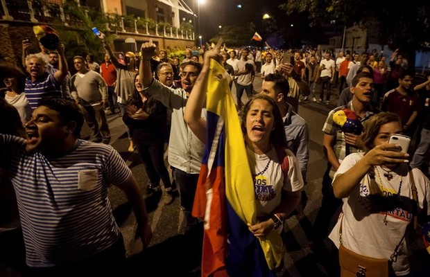 Grupo comemora vitória da oposição em eleição na Venezuela (Foto: EFE)
