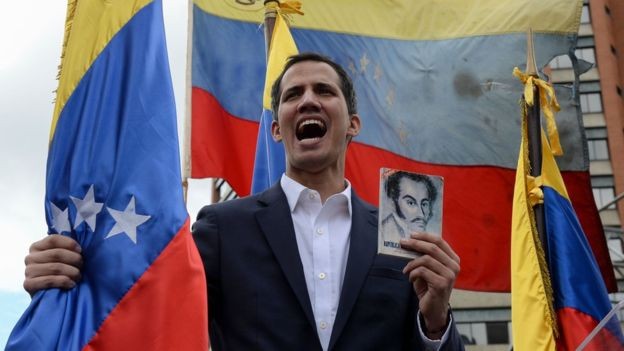 Guaidó anunciou que assume a presidência temporária da Venezuela para fazer um governo de transição (Foto: Getty Images via BBC News Brasil)