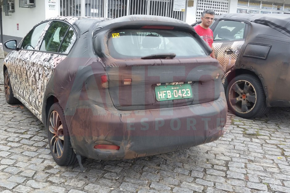 Traseira do Fiat Tipo SW, que foi flagrado em testes na cidade de Paraty (RJ)