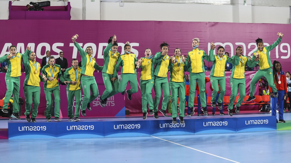 Brasileiras comemoram ouro do handebol no pódio do Pan de Lima — Foto: Wander Roberto/COB