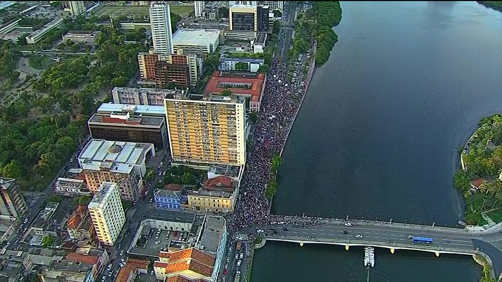 Protestos contra cortes na educaÃ§Ã£o em Recife (PE) â€” Foto: ReproduÃ§Ã£o/TV Globo
