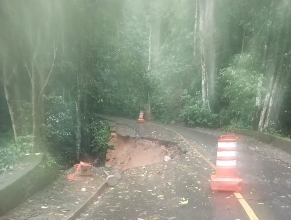 Pista afundou no Alto da Boa Vista, na Zona Sul do Rio — Foto: Divulgação/Centro de Operações 
