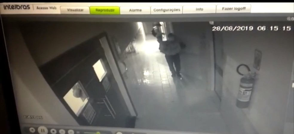 Câmera de segurança flagram bandidos em hospital na Bahia — Foto: Reprodução/TV Santa Cruz