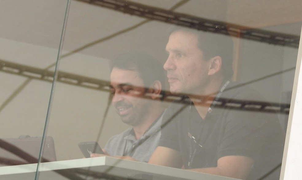 Zé Ricardo observa o clássico entre Vasco e Fluminense, no Maracanã (Foto: Fred Huber)