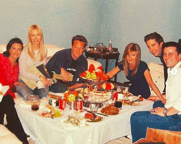Courteney Cox com Lisa Kudrow, Jennifer Aniston, Matt LeBlanc, Matthew Perry e David Schwimmer no jantar antes das filmagens do último episódio de Friends (Foto: Instagram)