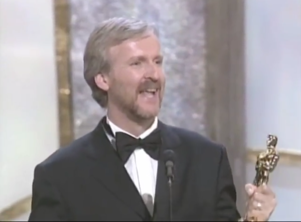 O cineasta James Cameron com o Oscar de Melhor Diretor vencido por ele na cerimônia de 1998 (Foto: YouTube)