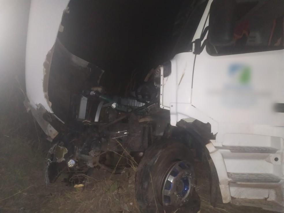 Caminhão ficou destruído com a violência da colisão, mas motorista saiu ileso — Foto: Corpo de Bombeiros/Divulgação