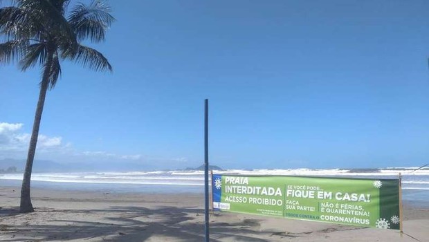 Praia interditada com faixa em Bertioga (Foto: Prefeitura de Bertioga/Divulgação)