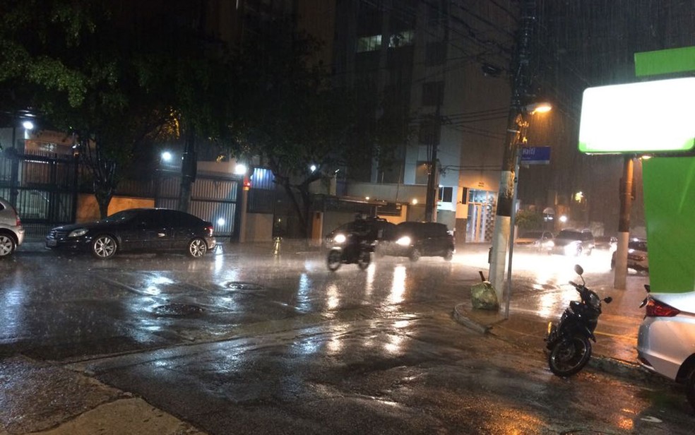 Chove forte em São Paulo na noite deste sábado (18). (Foto: Paulo Piza/G1)
