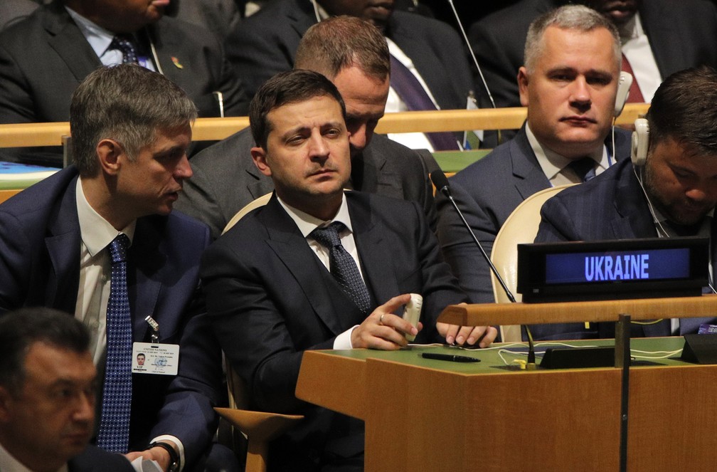 O presidente da Ucrânia, Volodymyr Zelensky, com a delegação do país no debate geral da ONU nesta terça-feira (24), em Nova York. — Foto: Brendan Mcdermid/Reuters