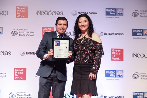 Renato Albuquerque Felipe, diretor presidente da Ceneged, recebe o prêmio GPTW 2019. A companhia ficou em 19º lugar na categoria Grandes Empresas