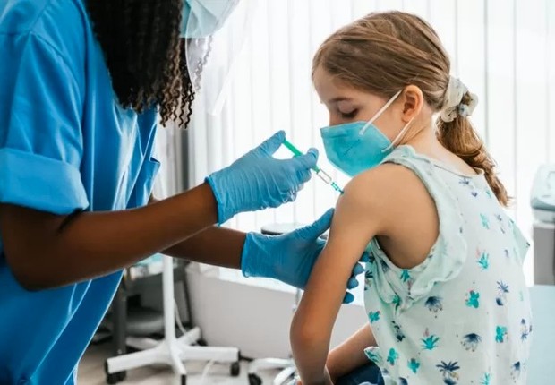 Maioria dos que participaram de consulta pública se manifestou contra obrigatoriedade de vacina da covid-19 para crianças de cinco a 11 anos (Foto: GETTY IMAGES via BBC Brasil)