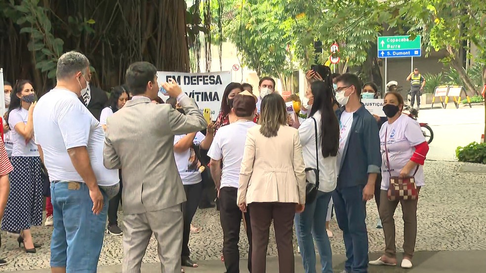 Grupo protesta pela morte de Henry na frente do Fórum do Rio — Foto: Reprodução/TV Globo