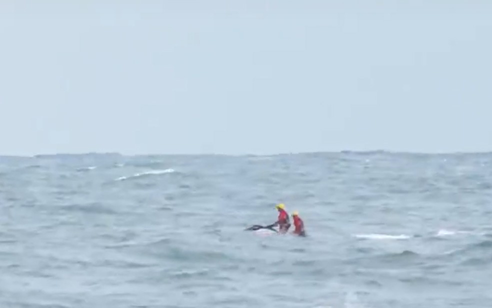 Bombeiros em moto aquática durante buscas por adolescente que desapareceu após banho no mar na praia de Piatã, em Salvador — Foto: Reprodução/TV Bahia