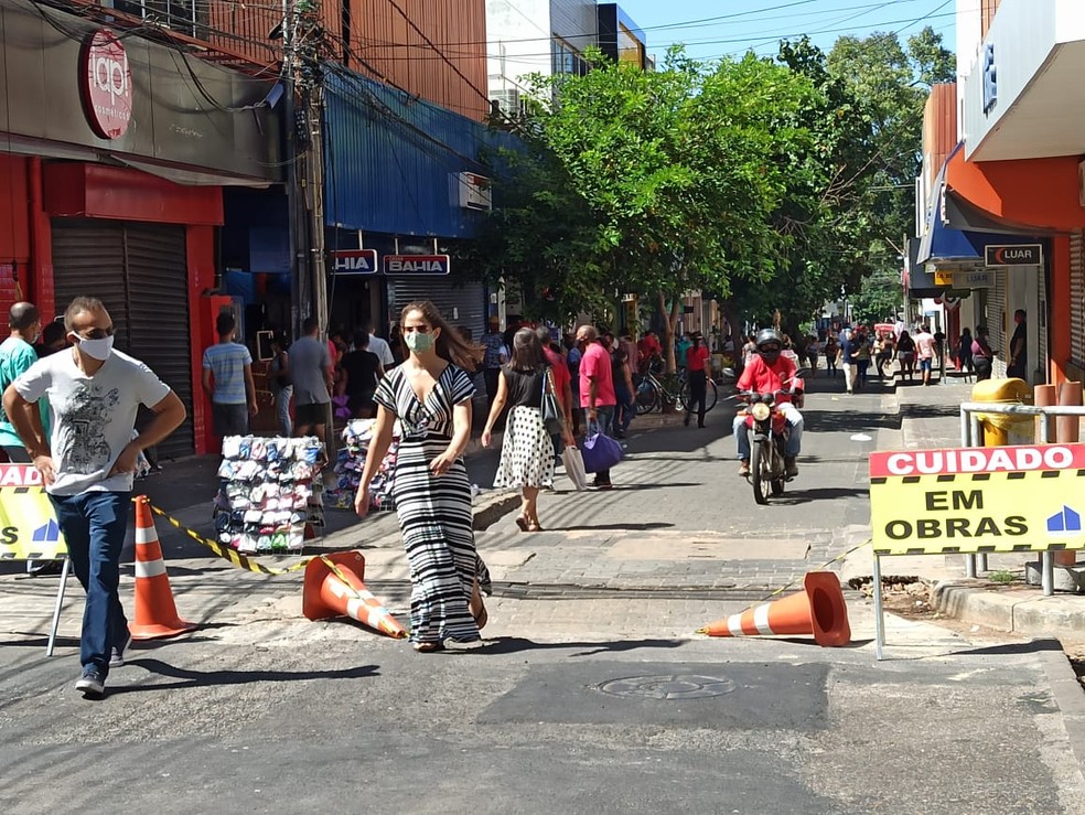 Movimentação no Centro de Teresina após abertura parcial do comércio varejista e atacadista. — Foto: Aline Moreira/TV Clube