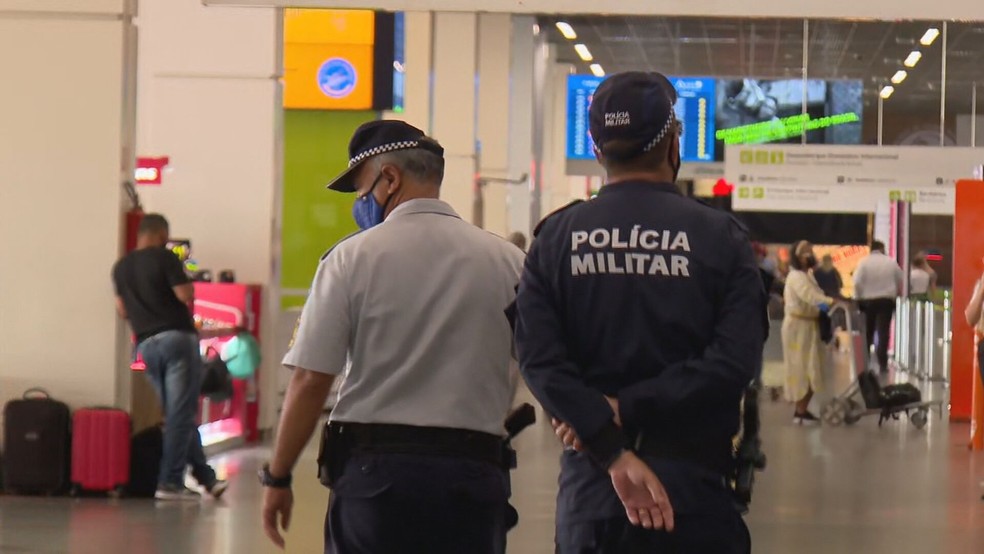 Policiais militares foram acionados para acompanhar movimentação no Aeroporto de Brasília — Foto: TV Globo/Reprodução