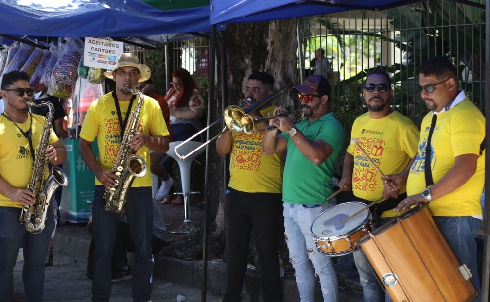 Banda de música tocou na frente de um dos prédios da Unicap, no recife, antes das provas do Enem 2022 — Foto: Marlon Costa/Pernambuco Press