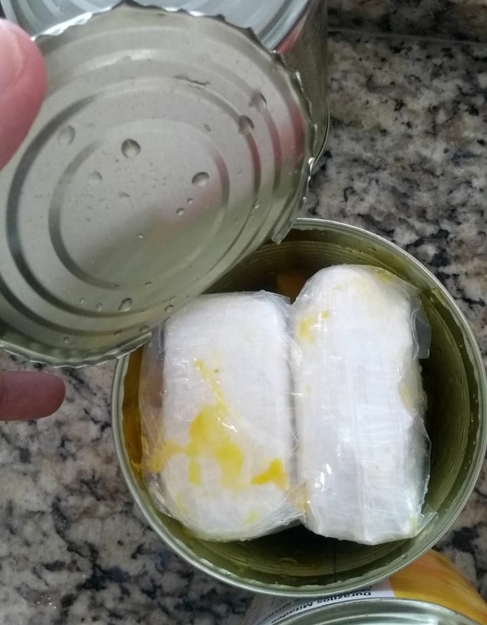 Mulher é presa em flagrante com porções de cocaína dentro de latas de pêssego — Foto: Acontece Botucatu/Divulgação