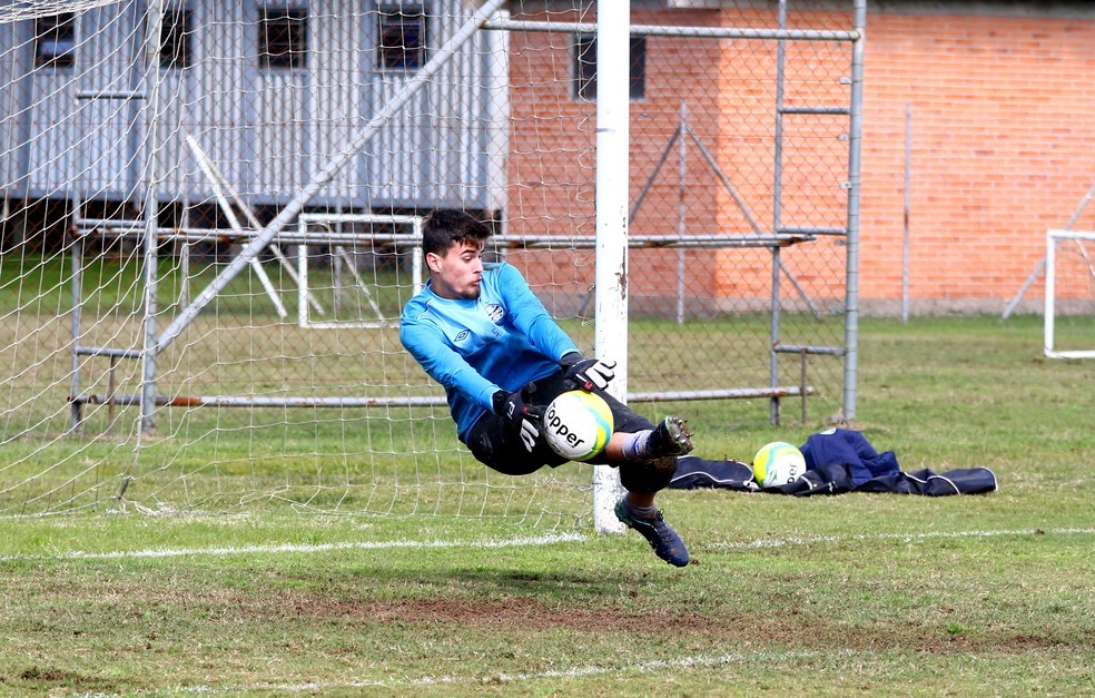 Gabriel é goleiro do sub-17 do Grêmio (Foto: Rodrigo Fatturi/Grêmio)