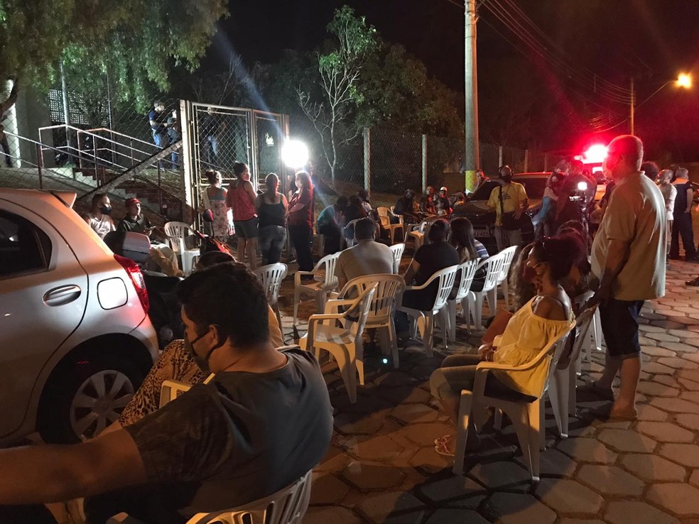 Familiares de vítimas de tragédia com ônibus clandestino em Taguaí aguardam na frente do IML para reconhecimento dos corpos — Foto: Carlos Dias/G1