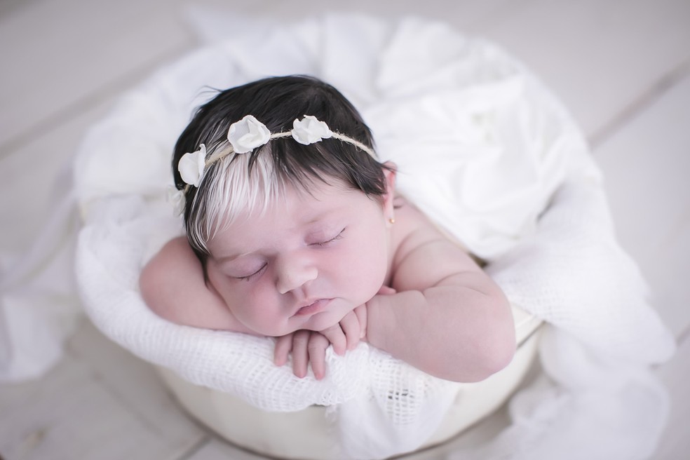 Bebê nasce com franja branca em BH e faz sucesso nas redes sociais — Foto: Paula Beltrão/Divulgação