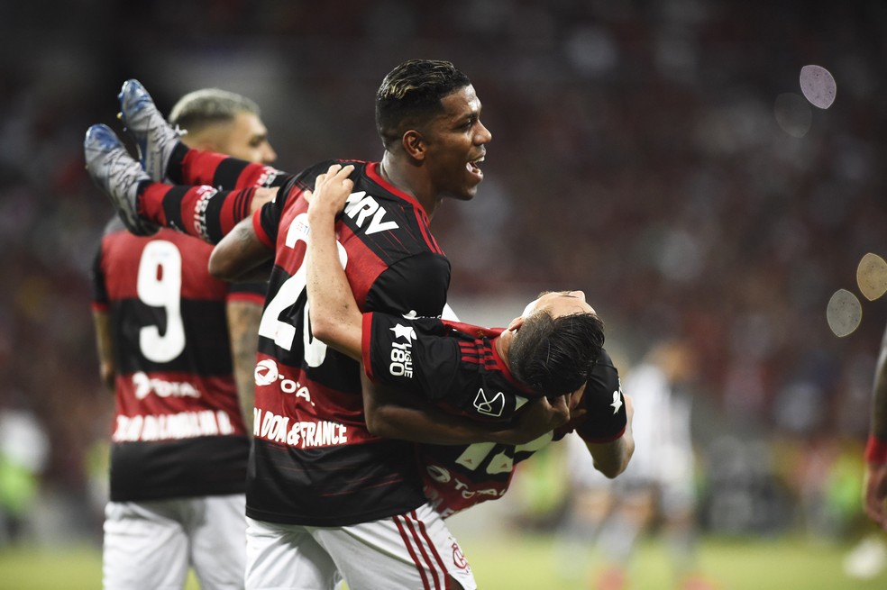 Berrio e Michael comemoram gol do Flamengo contra o Botafogo — Foto: André Durão / GloboEsporte.com