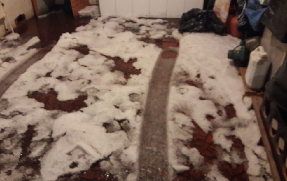 Garagem é invadida por tempestade de granizo em Taquarituba  — Foto: Joseane Bueno/Arquivo pessoal 