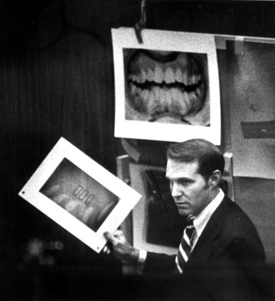 Odontologista Richard Souviron explica evidência de marca de mordida no julgamento do caso Chi Omega (Foto: Arquivos do estado da Flórida)