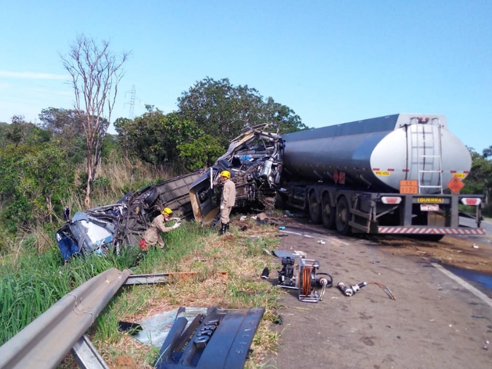 Bombeiros trabalham em acidente envolvendo ônibus e caminhão-tanque em Cristalina, Goiás — Foto: Polícia Rodoviária Federal/Divulgação