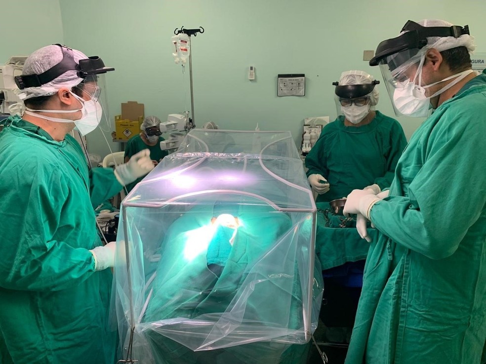 Pacientes passam por cirurgia dentro de 'capsula' para evitar contaminação por coronavírus — Foto: Divulgação