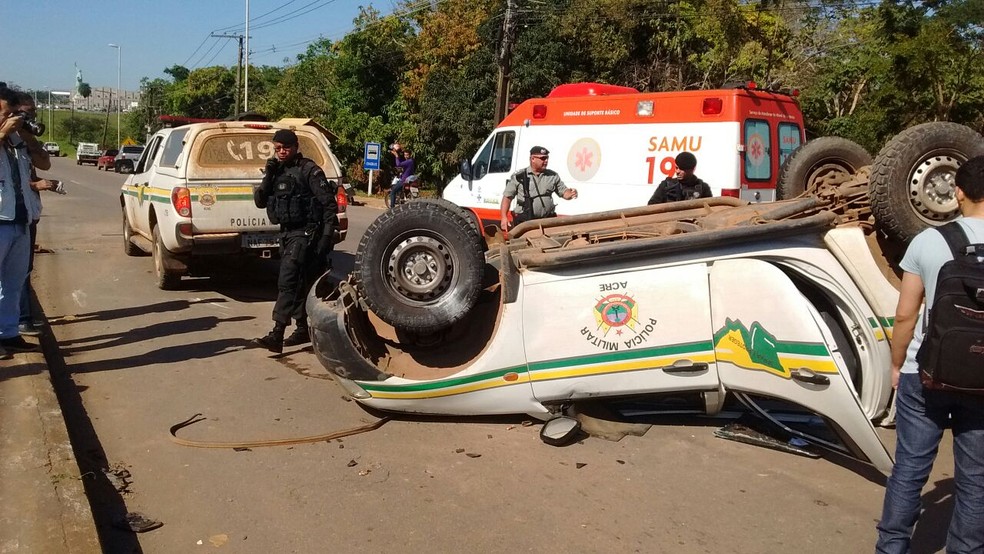 Viatura capotou com três policiais dentro na Via Verde, em Rio Branco (Foto: Aline Nascimento/G1)