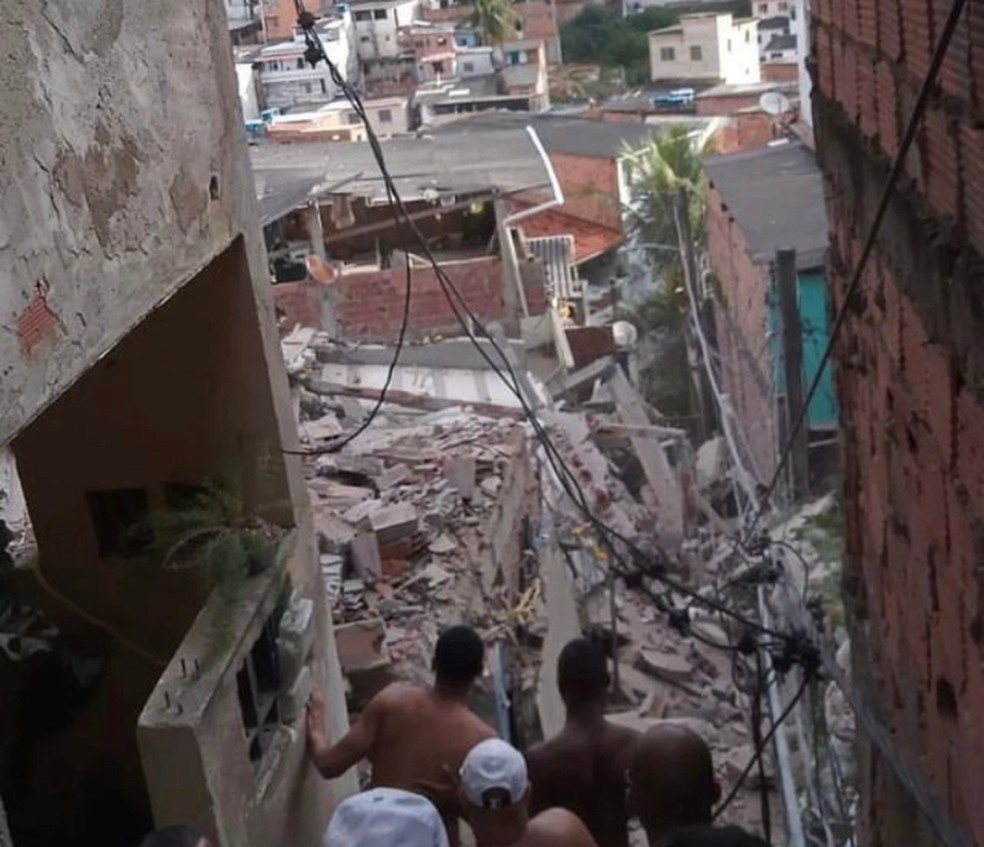 Escombros atingiram rua e casas vizinhas — Foto: Redes sociais