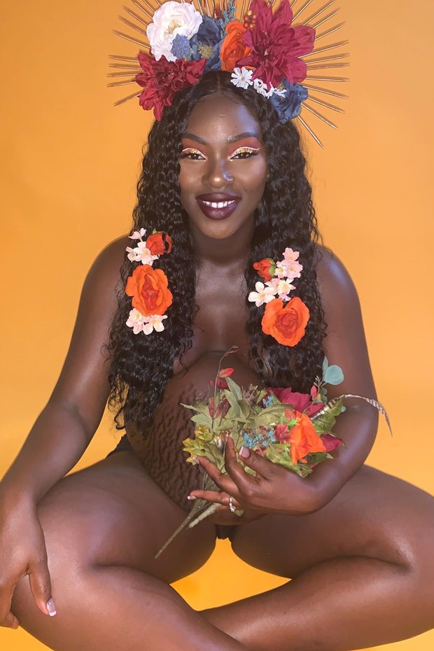 Christina Temitope Abiola vê beleza nas marcas de estrias  (Foto: Reprodução/Instagram)